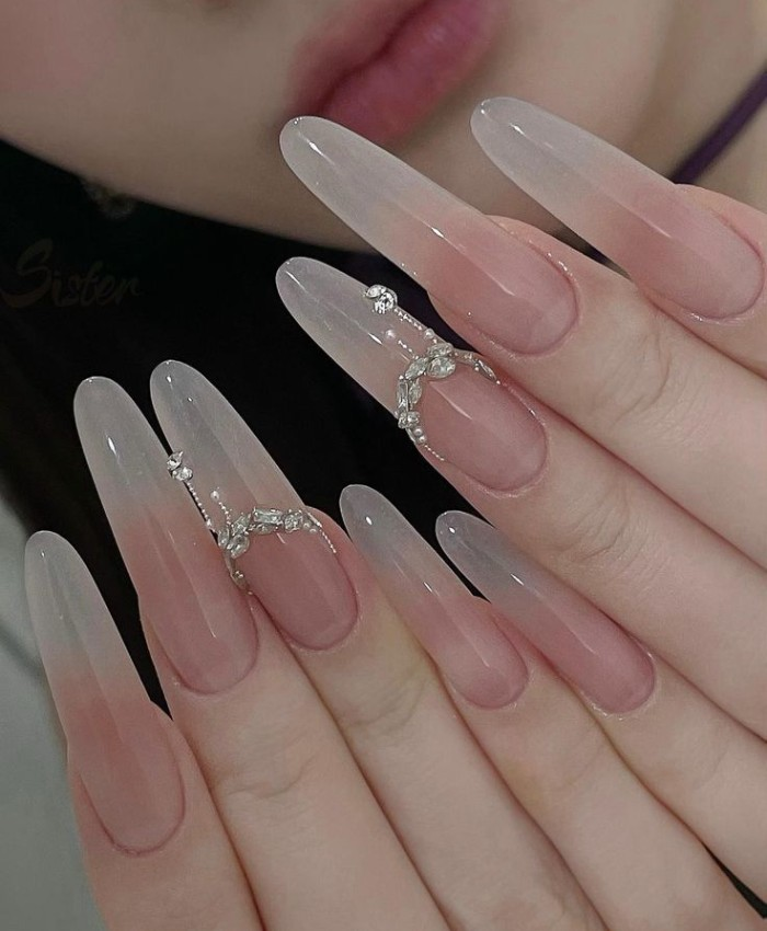 Một gợi ý khác cho màu móng tay tôn da trong suốt đính đá đơn giản