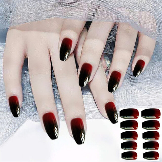 Bức tranh tinh tế của móng tay đỏ đen, tựa như một tác phẩm nghệ thuật sống động trên đầu ngón tay