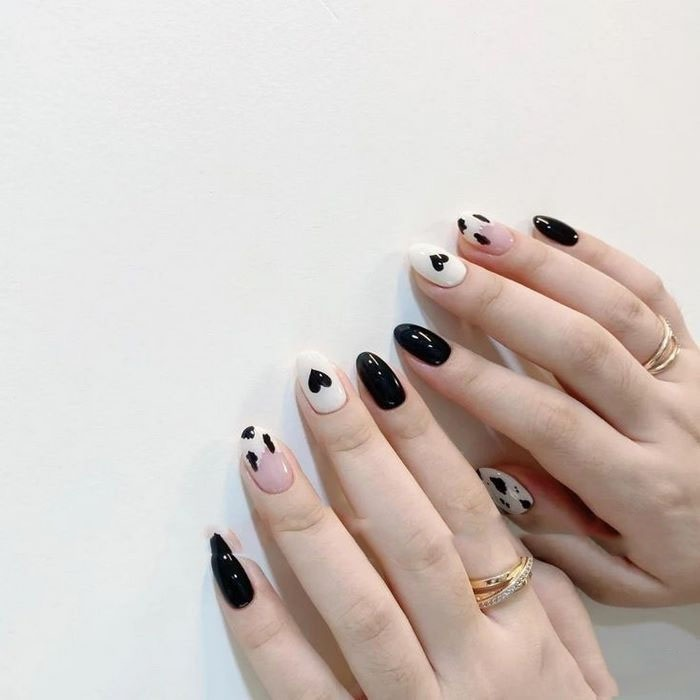 Whether short or long nails, this 2-color nail design still has its own unique appeal