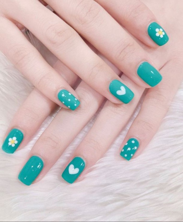 Nail xanh ngọc kết hợp hoạ tiết trắng vàng tôn lên làn da sáng hồng