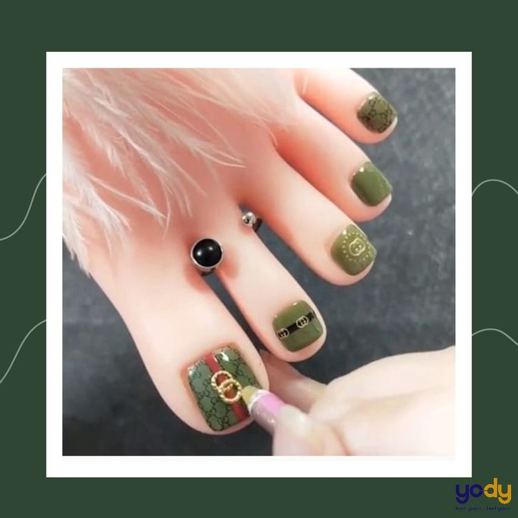 Luxury gucci-inspired nail designs — design 61