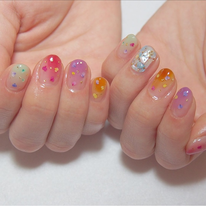 Nail hoa kết hợp nhiều màu sắc dành cho các cô nàng trẻ và năng động
