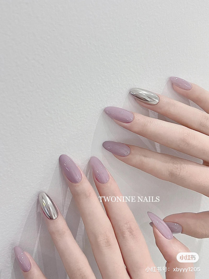 Perfection is in the details, and this silver nail design is proof! ๐๐
#SilverNail
