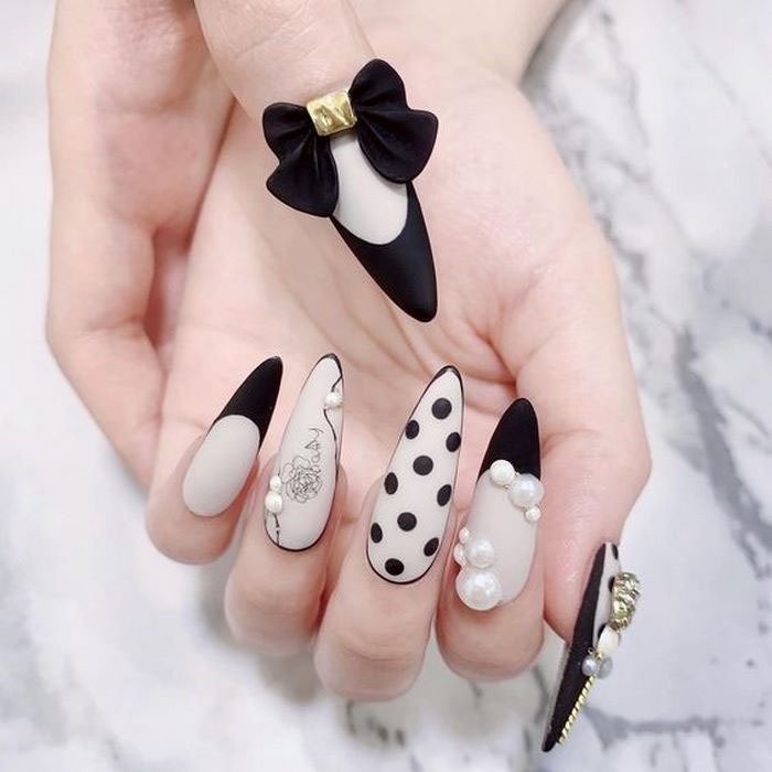 Beautiful nail style for her reference