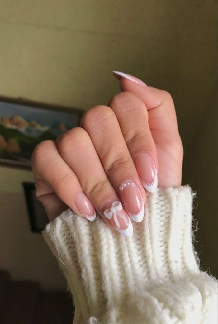 Mẫu nail móng nhọn tròn hồng tự nhiên đính nơ đẹp
