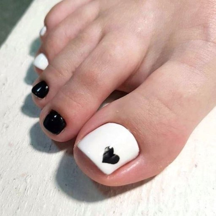 Nail design combines 2 colors and heart motifs
