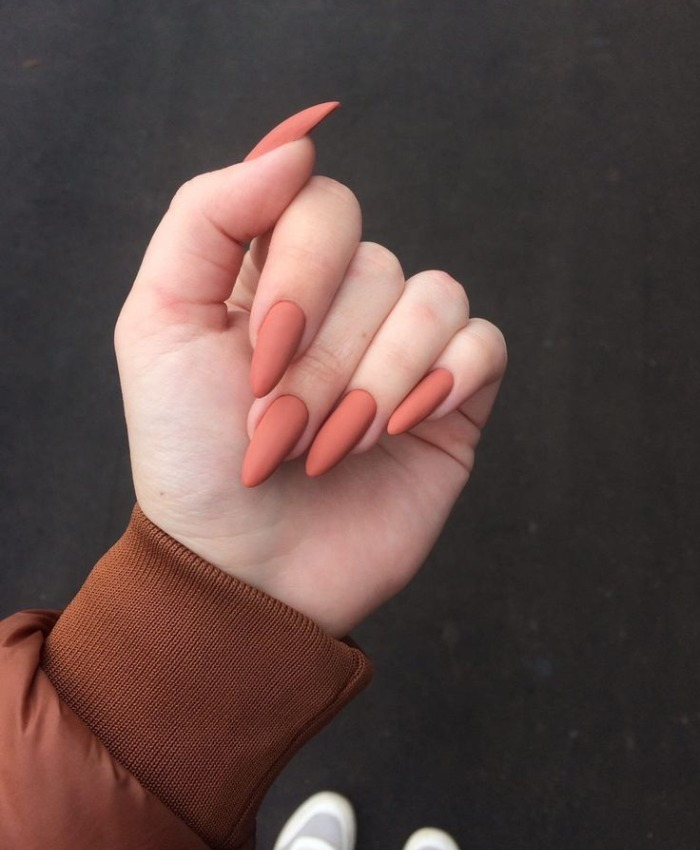 Nail hồng đất tôn lên màu sắc làn da