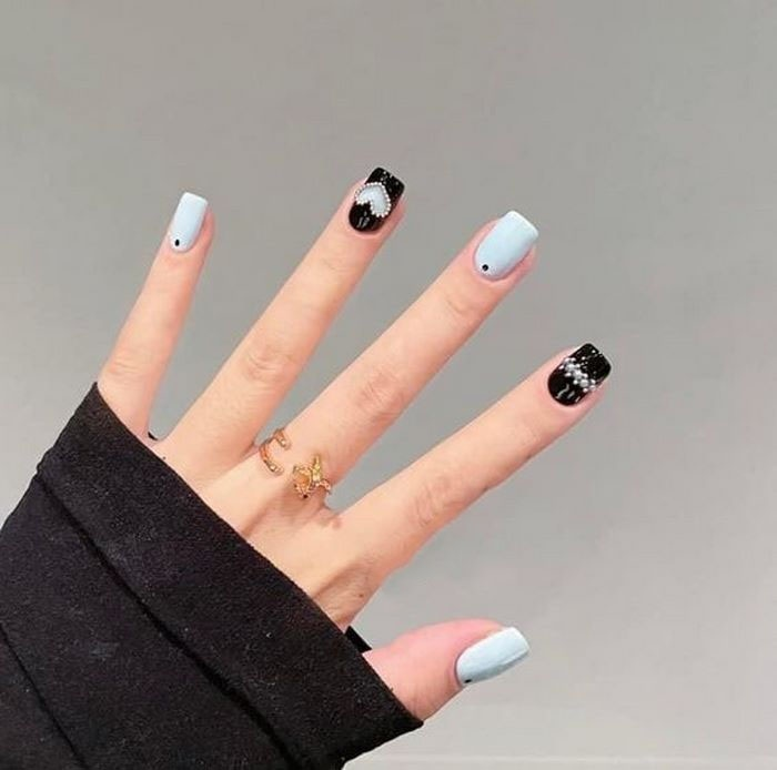 Short nail designs still stand out if you know how to combine stones