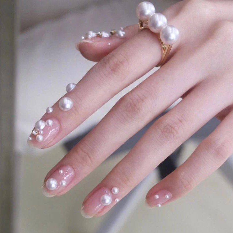 Khám phá sự quý phái và sang trọng của bộ nail đính ngọc trai này! 💖💎