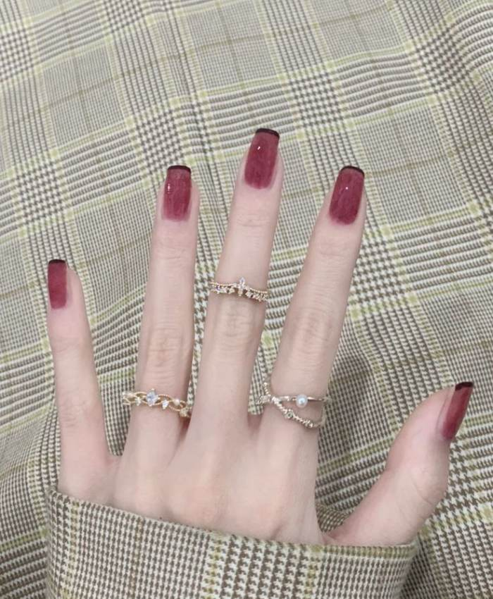 Nail đỏ rượu phối viền đen quyến rũ tôn da