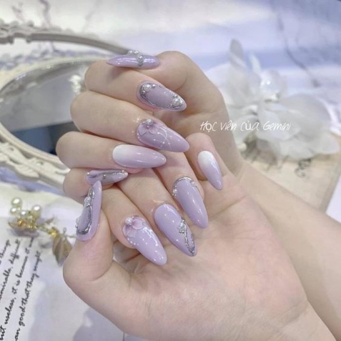 Milk purple nails are simple but still very pretty