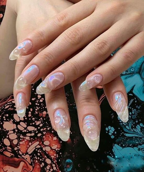 Một trong những kiểu nail nổi bật là nail bài , những đường nét tinh tế và độc đáo tạo ra một diện mạo mới lạ cho đôi bàn tay.