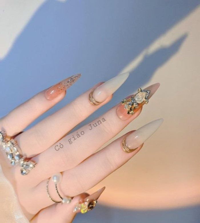 Top mẫu móng tay tròn đẹp màu trắng sữa phối cam lợt đính đá sang