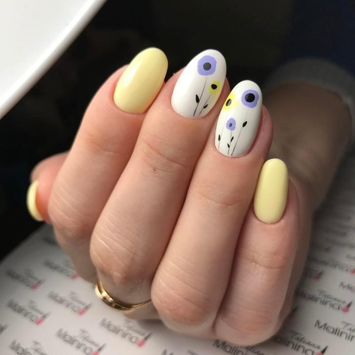 Simple pastel flower nail