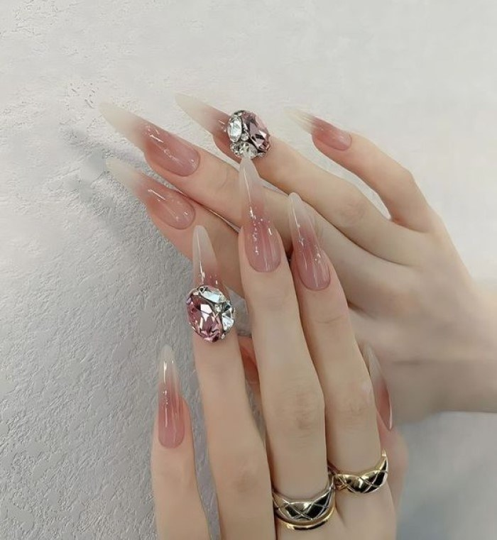Gợi ý nail móng tròn màu tự nhiên đính đá ấn tượng
