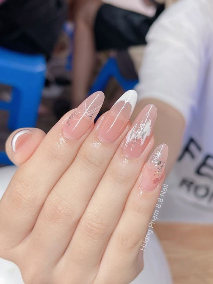 Mẫu mẫu nail tròn hồng nhạt phối hình vẽ màu trắng
