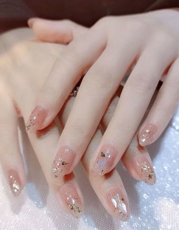 Simple jelly nail design covered with glossy paper is simple but elegant
