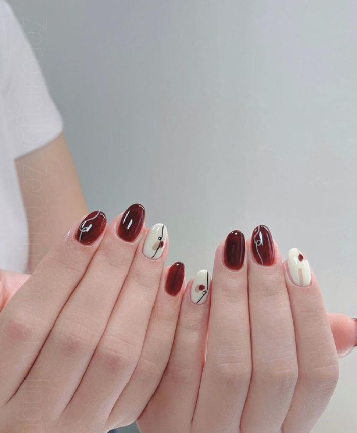 Nail đỏ kết hợp trắng với hoạ tiết đơn giản