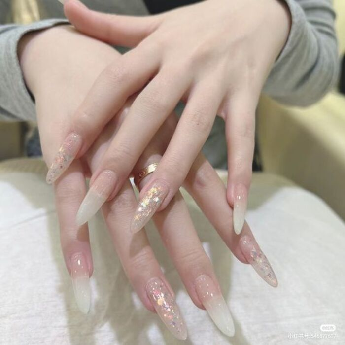 The nails for new strawberries are pointed