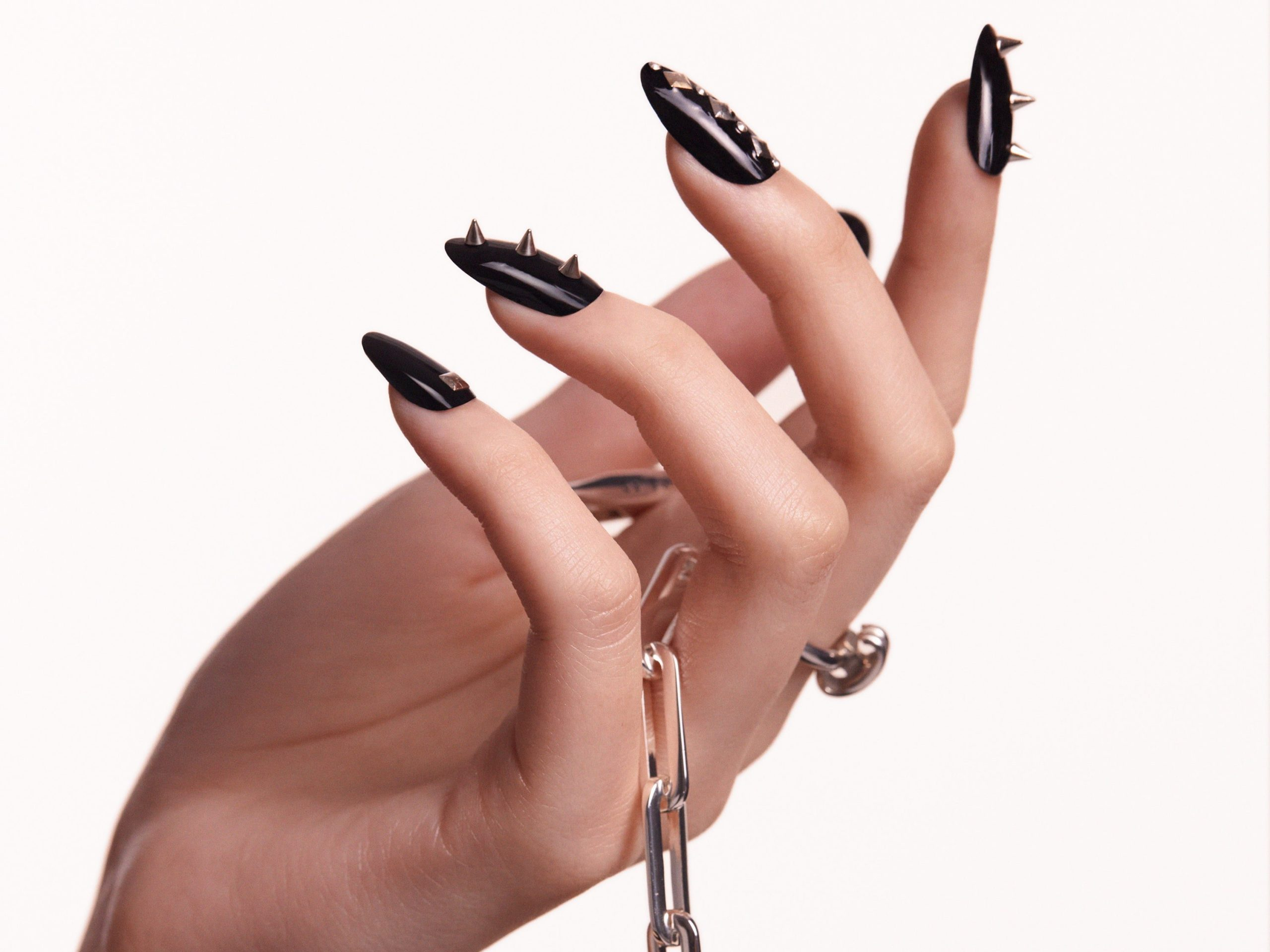 Nghệ thuật nail acrylic: Sự hòa quyện giữa kỹ thuật và tinh tế