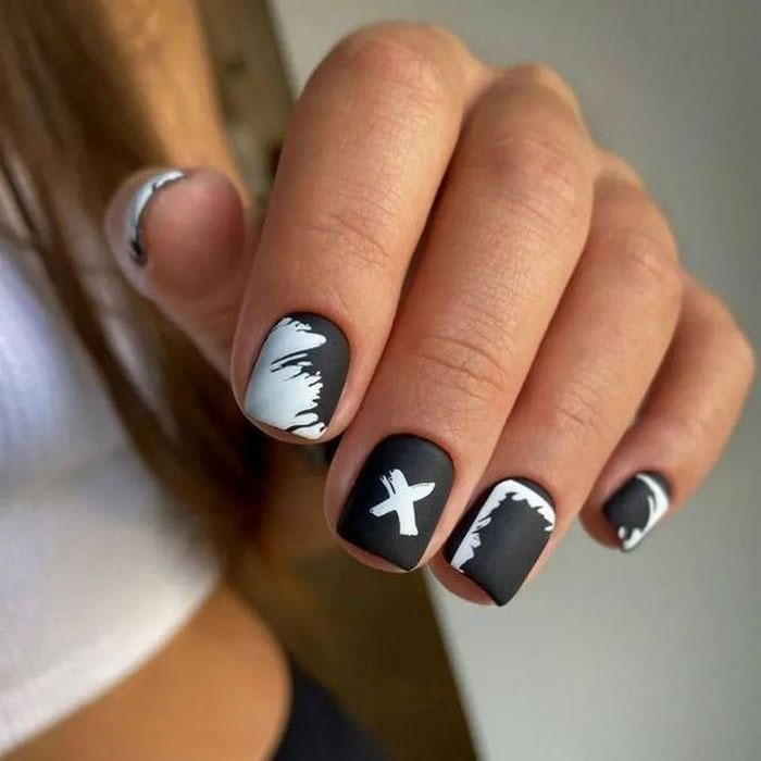 Stylish girls can choose this quality black and white nail design