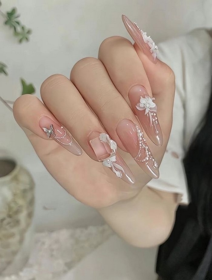 Choose pink nails for long nail shapes to slim and brighten the skin