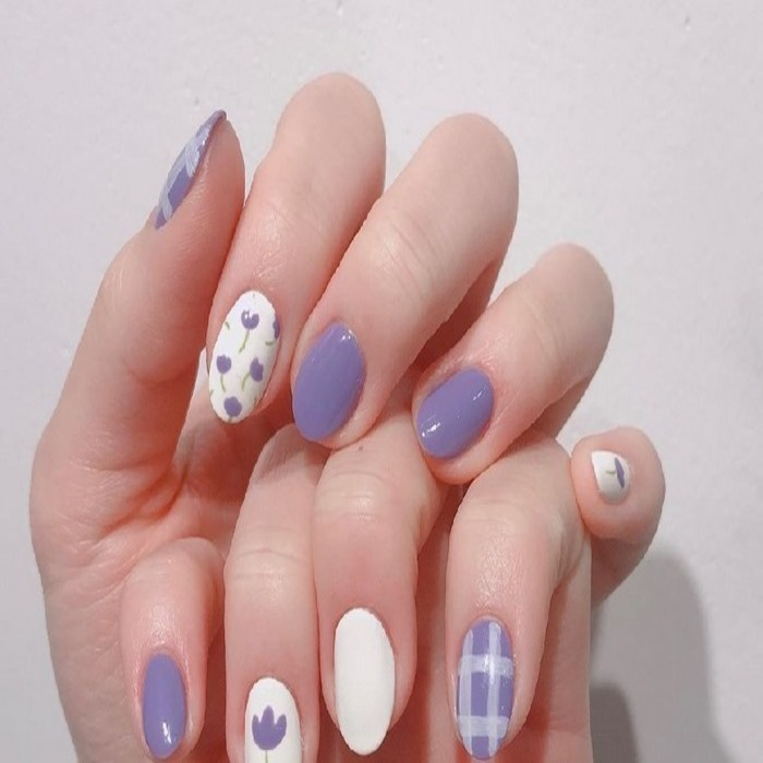 Short nails mixed between white and purple