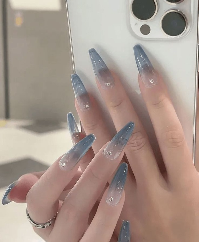 Xanh ombre là màu sơn móng cho da ngăm gợi lên chủ đề biển cả dịu dàng