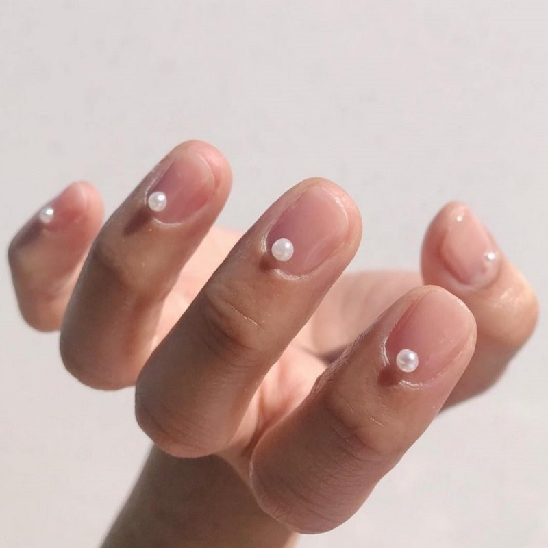 Một chút huyền bí, một chút quyến rũ, và một chút lấp lánh với bộ móng đính ngọc trai này! 💖💎