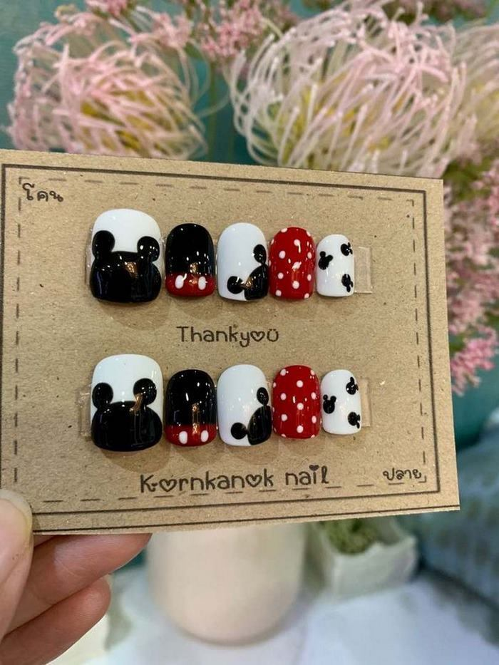 Mickey Mouse nail designs make hands come alive