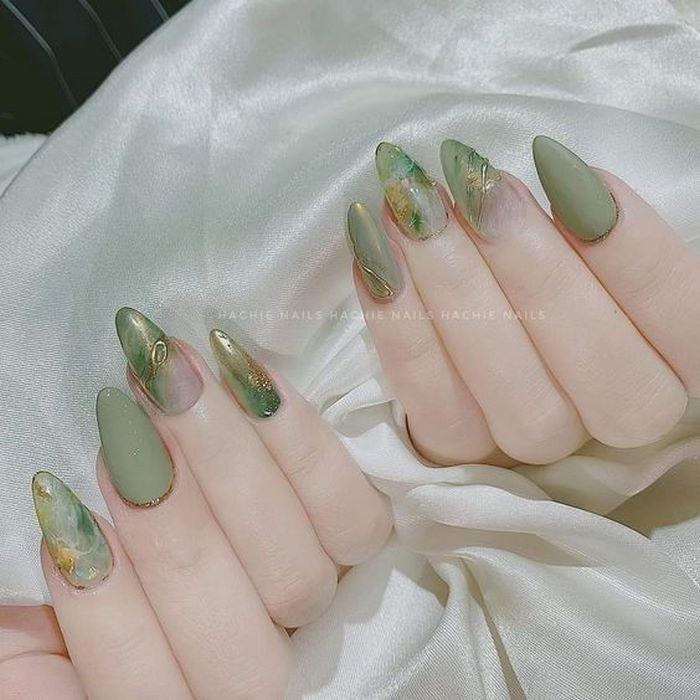 ゴールドの葉脈を贅沢にデザインしたアボカドグリーンネイル