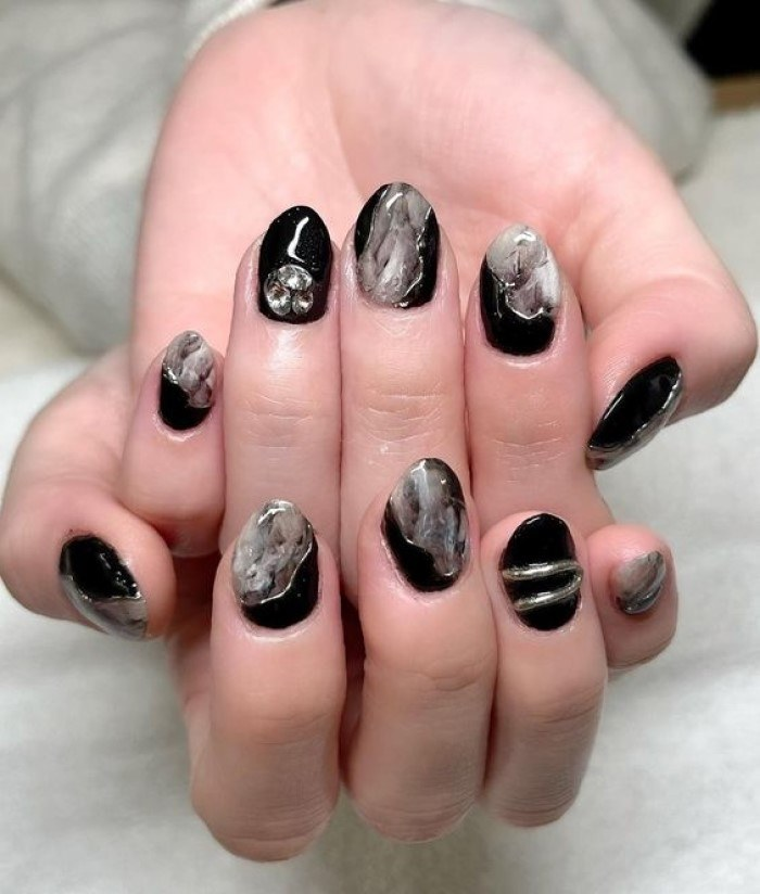 Top beautiful and luxurious black nail designs