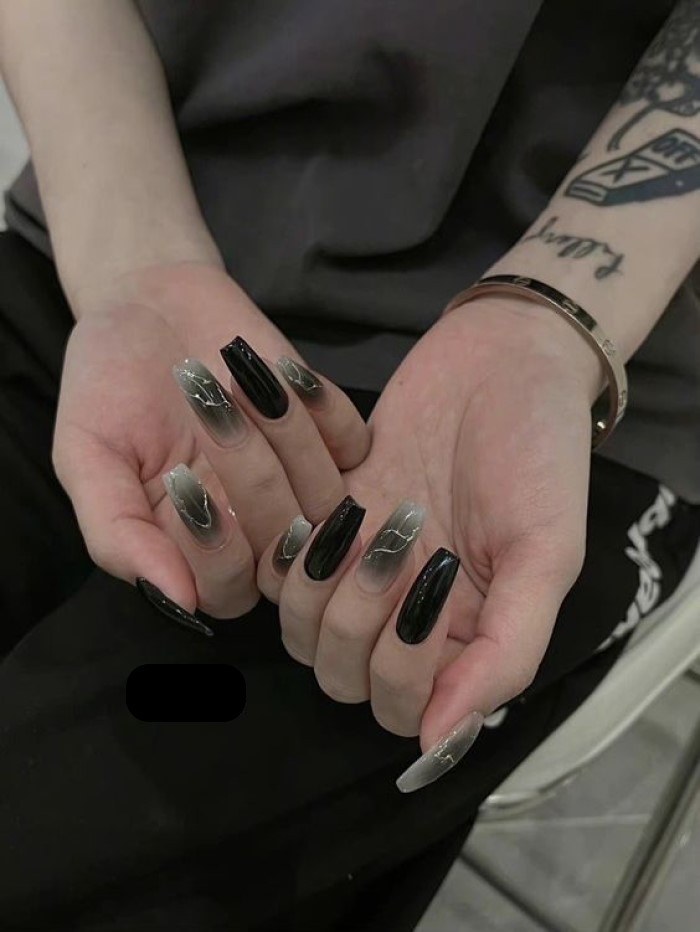 Simple and luxurious nail design in black
