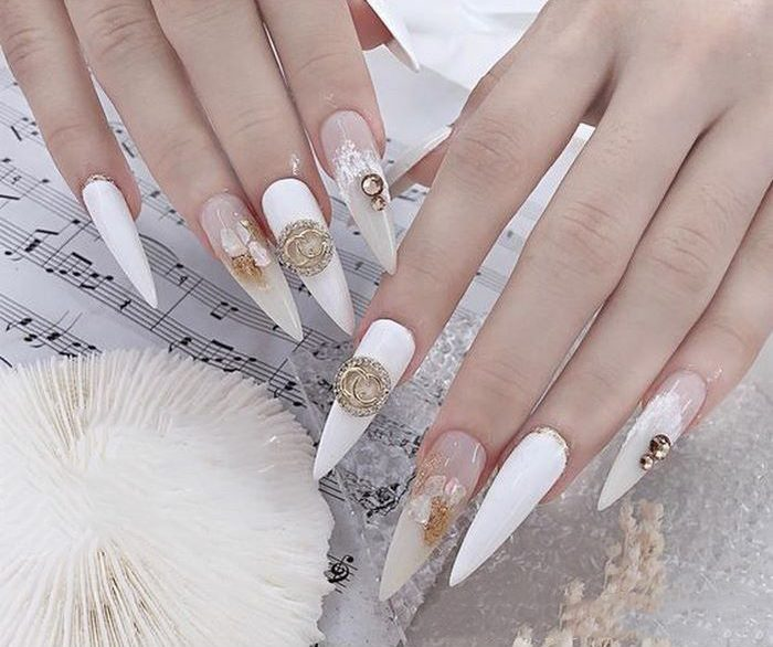 Super stylish pointed nail design