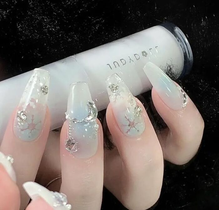 The bride's nails are sparkling white
