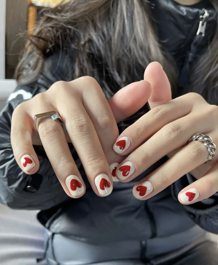 Trắng kết hợp đỏ màu nail nhẹ nhàng tôn da