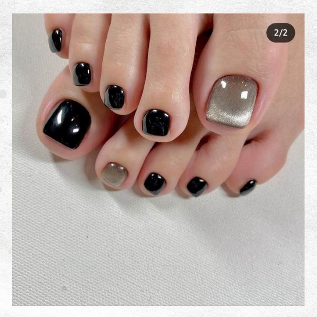 Beautiful sparkling cat eye nail design