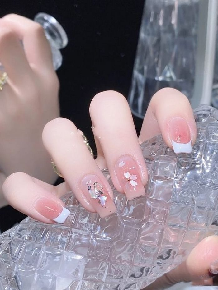 Sparkling nail designs for young ladies