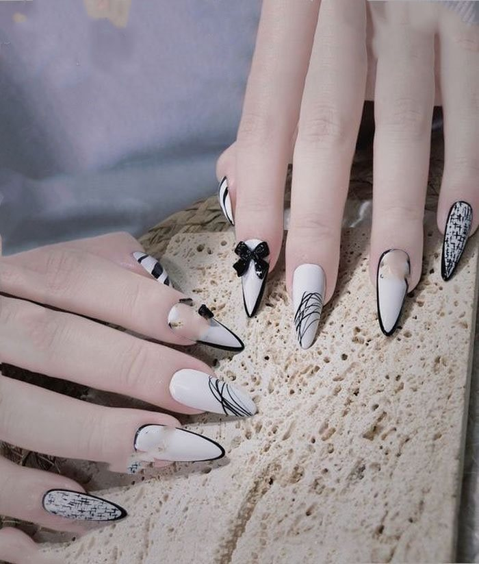 Simple nail tips for her to attend a party