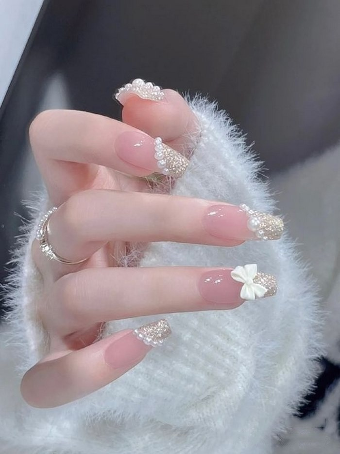 Simple but sophisticated with pink rhinestone nails