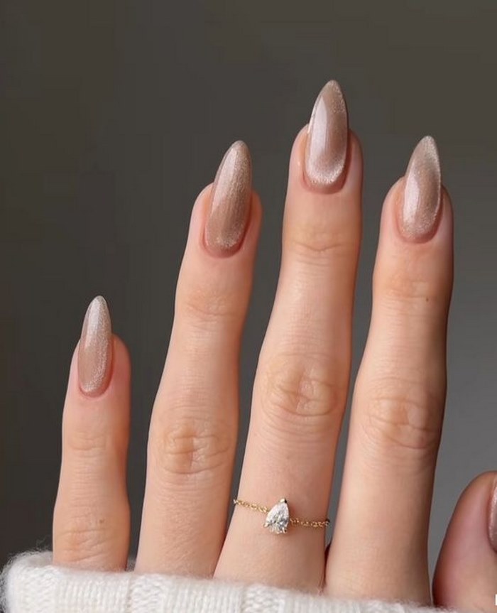 Brown-toned nail designs are suitable for introverted girls