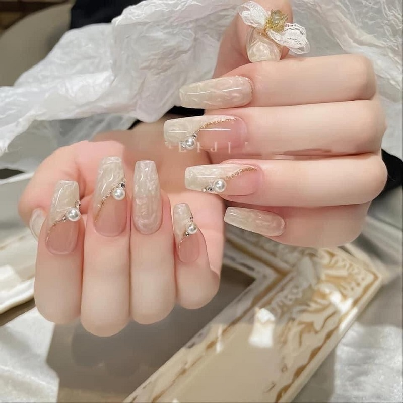 Sự lấp lánh không thể chối từ với mẫu nail đính ngọc trai này. 💅💎