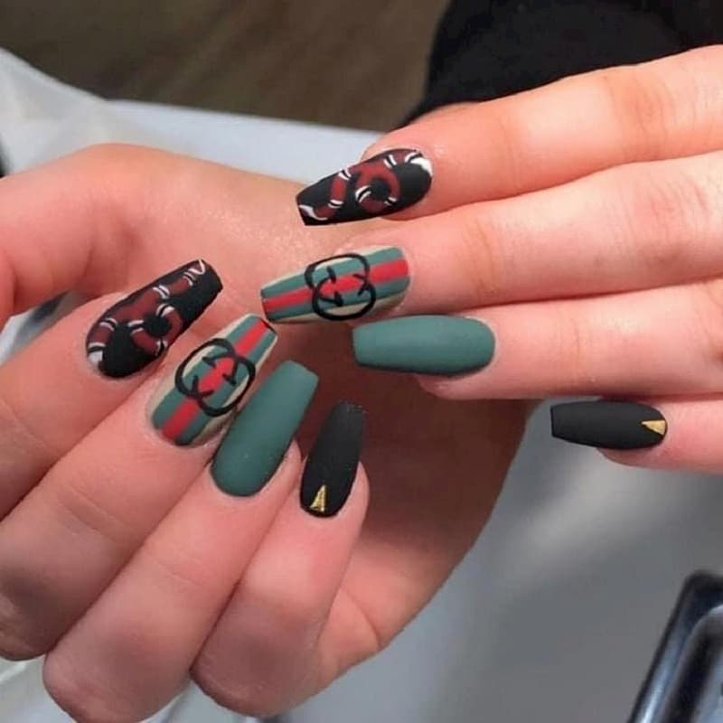 Luxury gucci-inspired nail designs — design 1