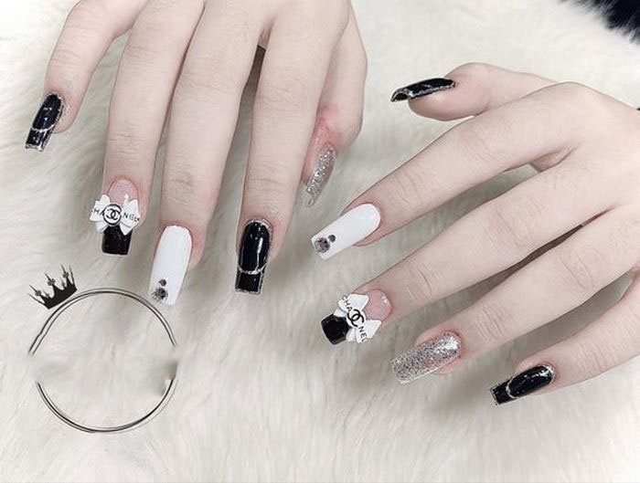 Square nails combine black and white