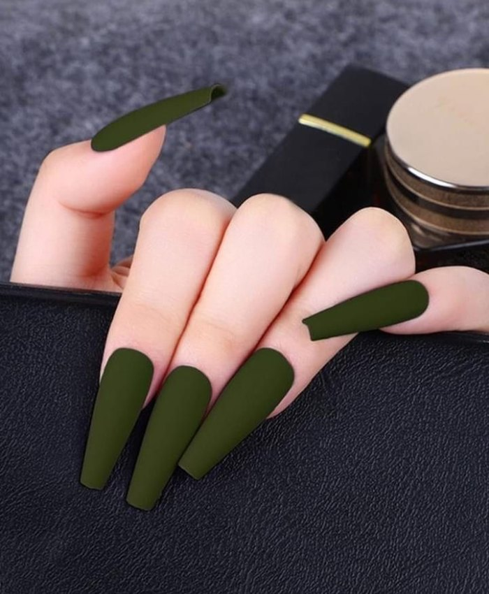 Lục trầm là màu nail tôn da ngăm nàng đừng bỏ lỡ