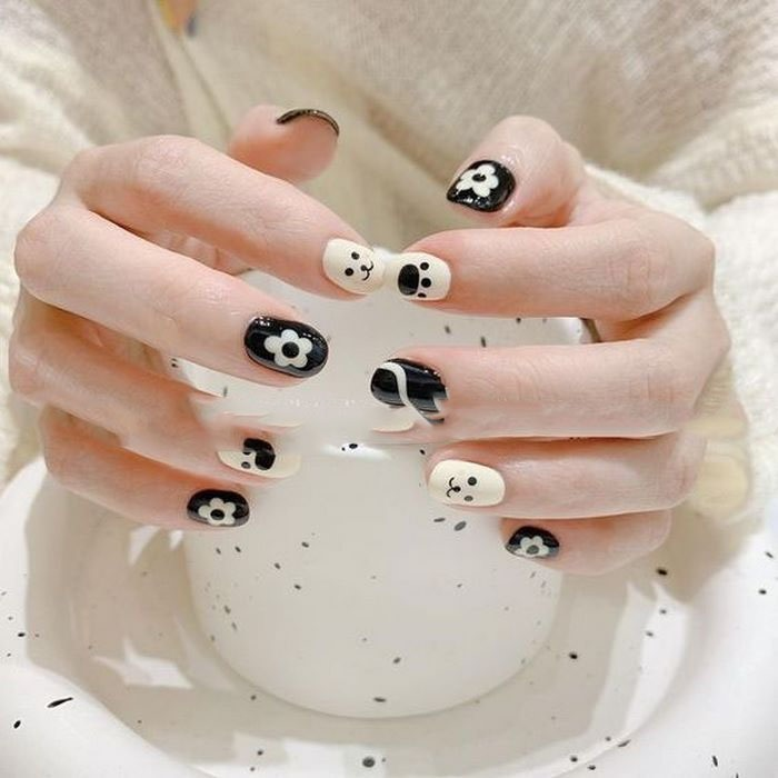 Lovely nail design for girls with floral motifs