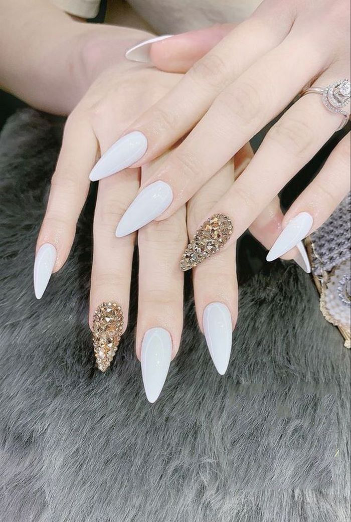 Create highlights if you know how to combine nail colors