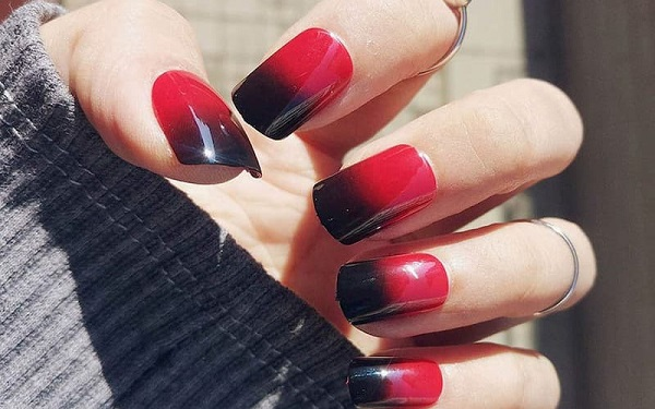 Sự độc đáo và phóng khoáng của mẫu nail đỏ đen sẽ khiến bạn nổi bật trong mọi tình huống