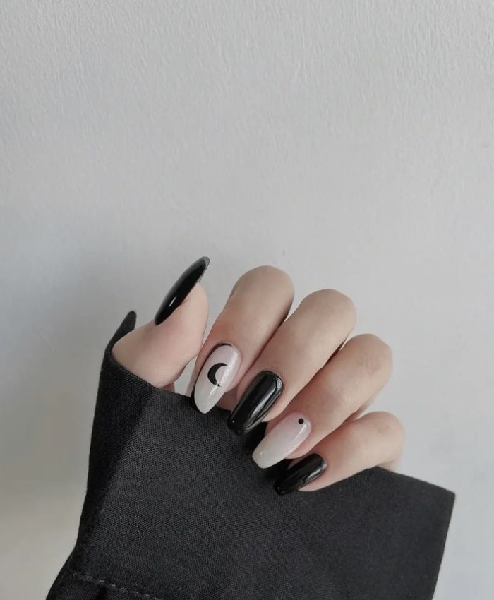 Nail đen trắng hoạ tiết mặt trăng mặt trời bí ẩn