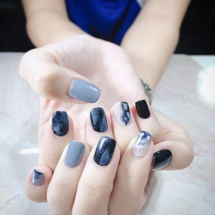 Chic blue short nails mixed with black
